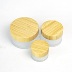 50 ml / 1,7 uncji kremu kosmetycznego z matowego szkła z bambusowymi pokrywkami